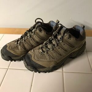 Women’s Columbia leather hiking shoes